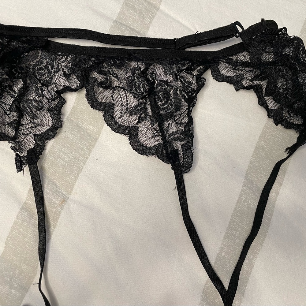 Chic Black Lace Garter Belt size medium beautiful and sexy